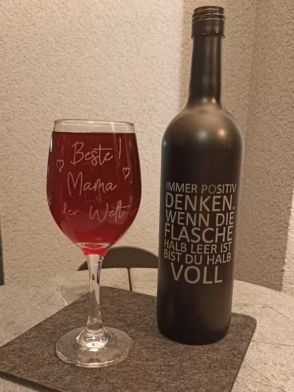 Weinflasche mit Weinglas
