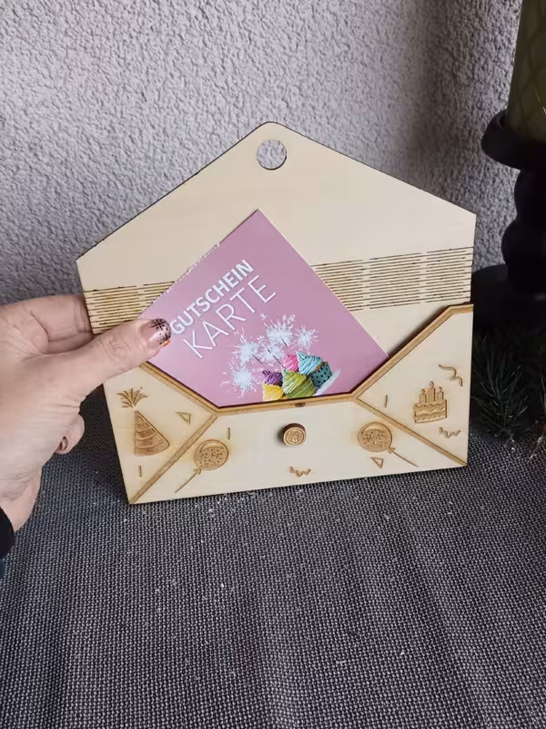 Holzkuvert geöffnet