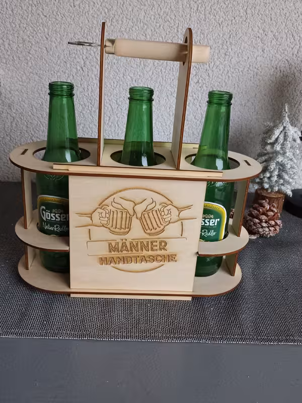 Männerhandtasche mit Bierflaschen