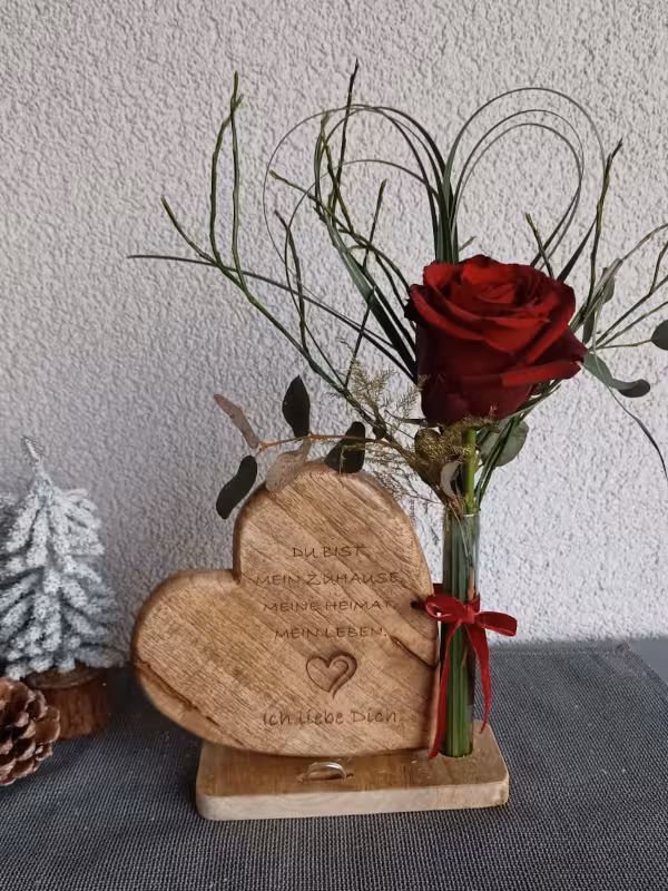 Valentinsherz mit Ring und Blume