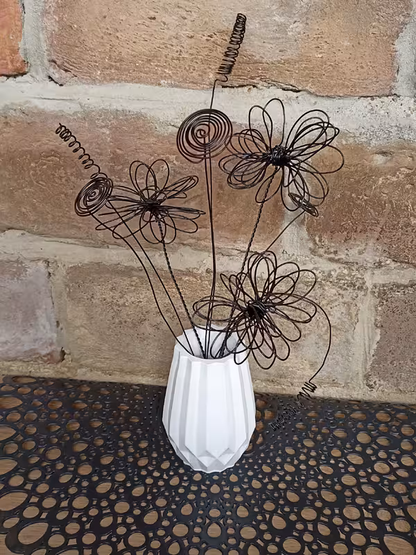 Vase aus Raysin mit Drahtblumen