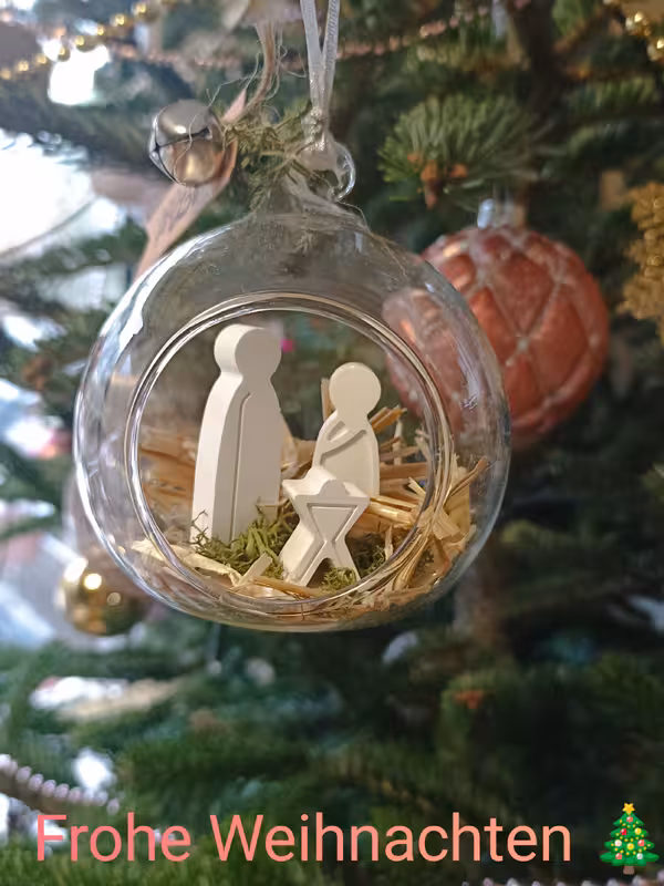 Weihnachtskugel mit Figuren aus Raysin
